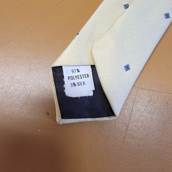 Wembley Polysilk Luxury Men Necktie Pale Yellow Blue Diamond Pattern Made in USA - Picture 3 of 6